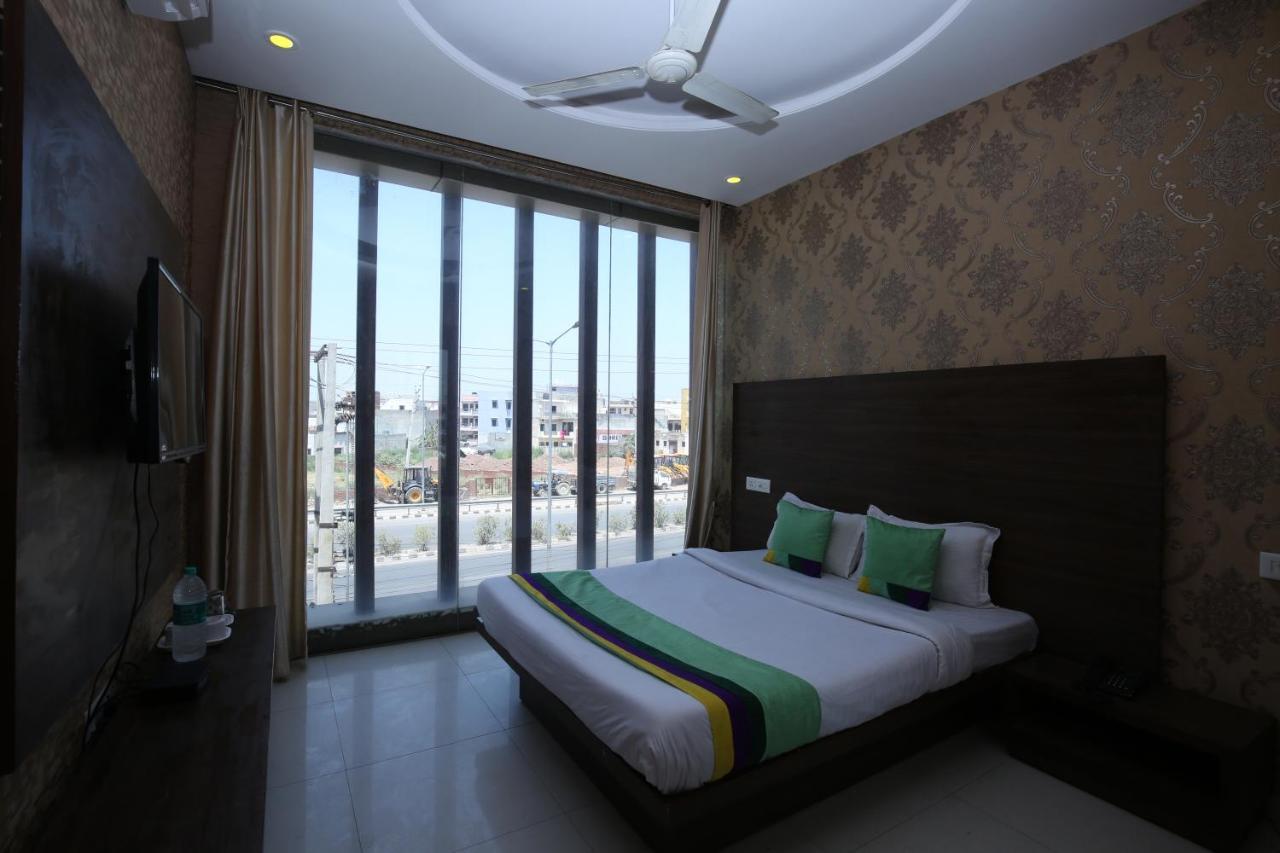 Hotel Pearl Grand & Banquet Zirakpur 外观 照片