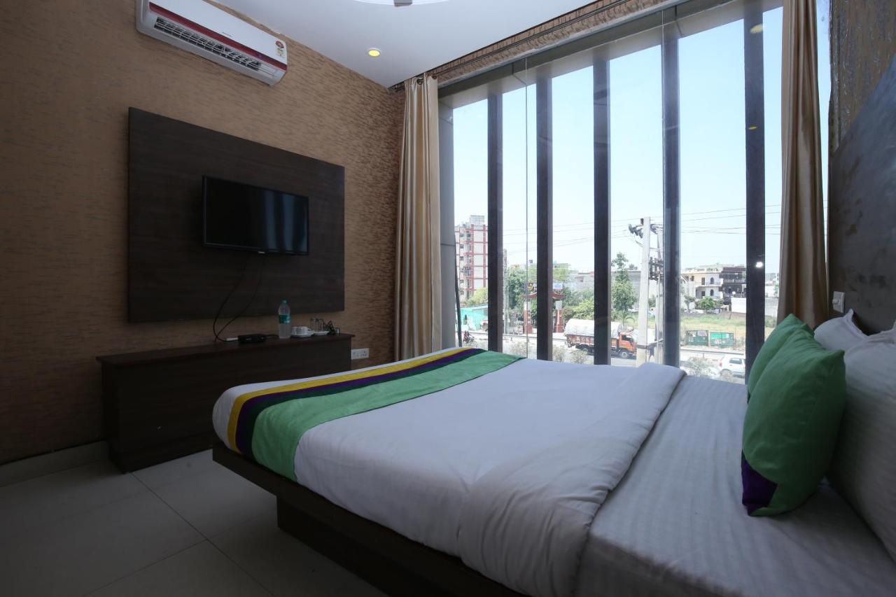 Hotel Pearl Grand & Banquet Zirakpur 外观 照片